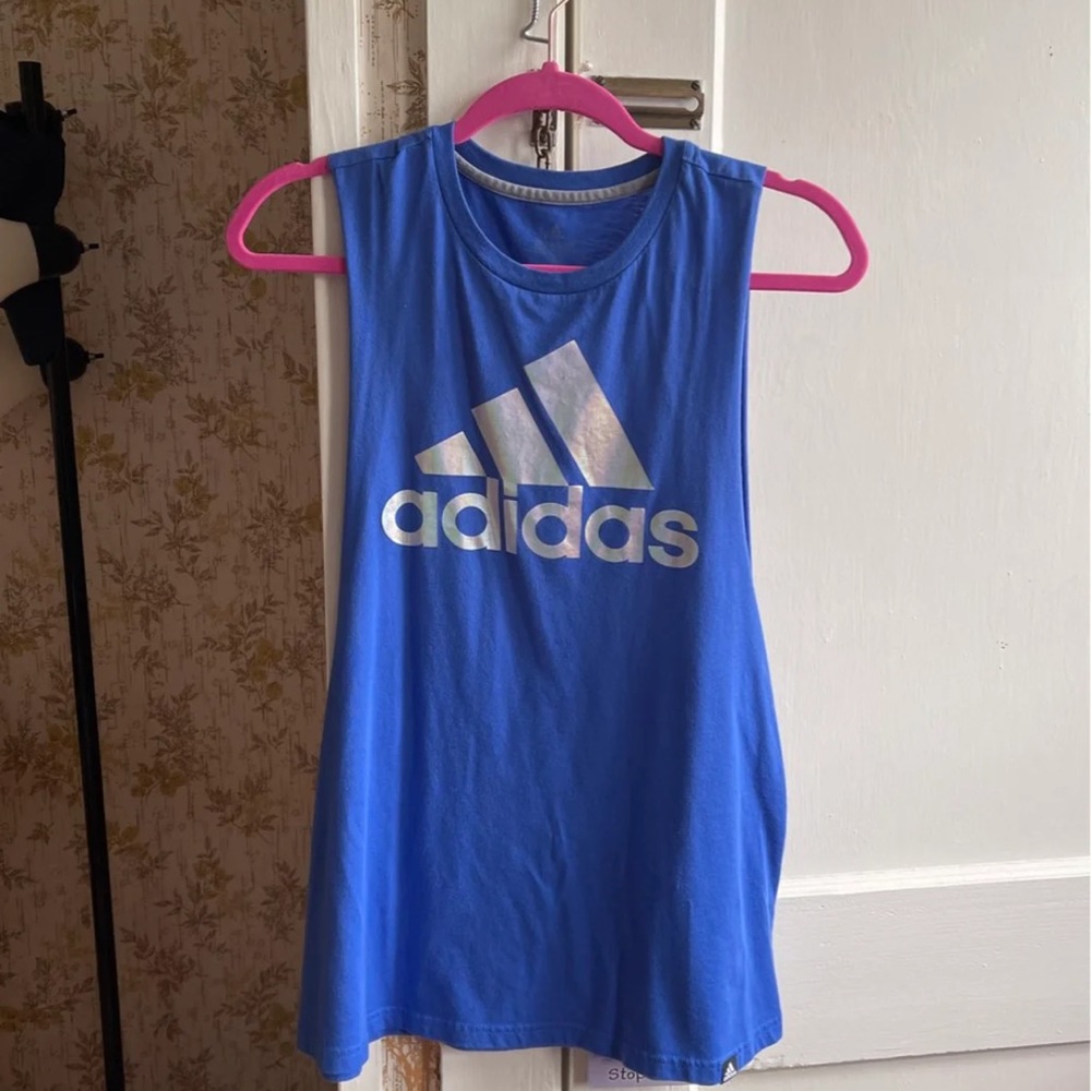 Sleeveless tops